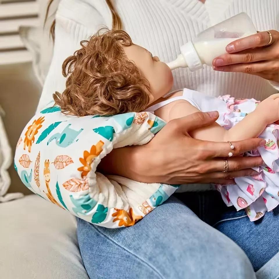 Coussin de bras motif savane soutenant un bébé pendant le biberon