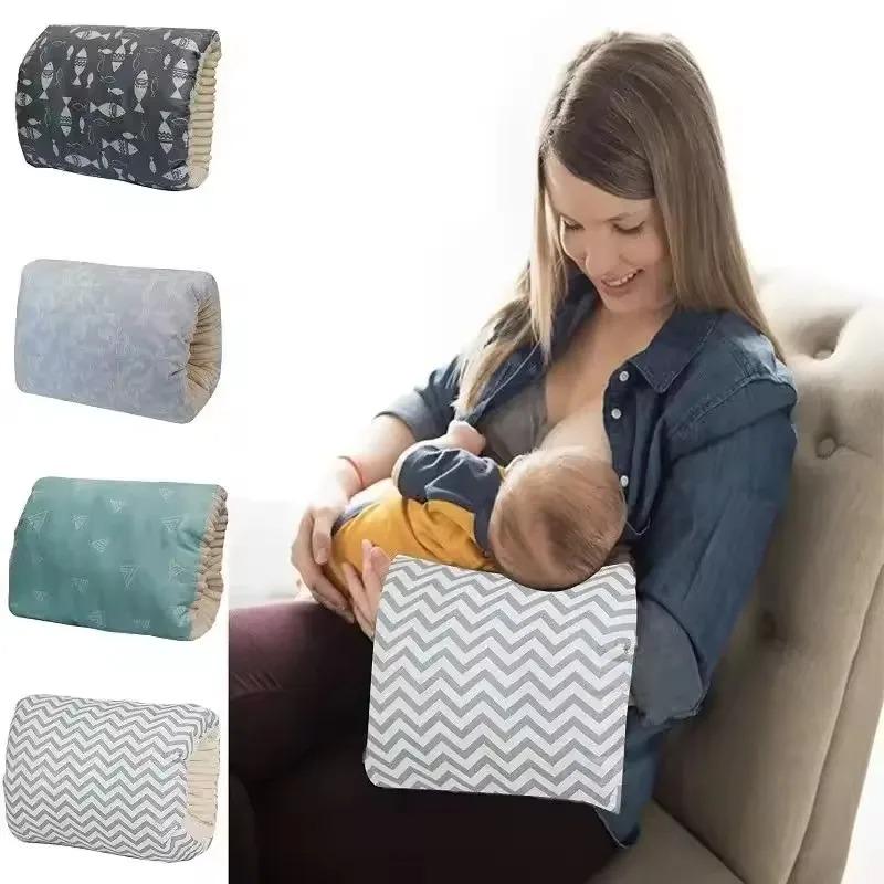 Coussin de bras motif chevron gris utilisé pendant l'allaitement