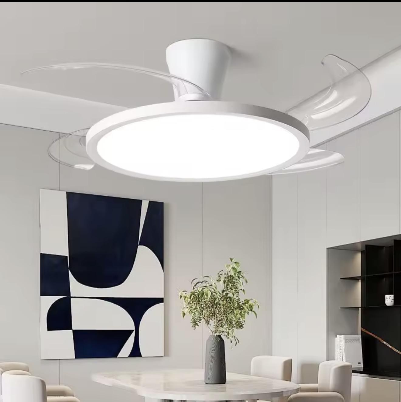 Ventilateur de plafond invisible blanc avec éclairage LED allumé au-dessus d'une salle à manger